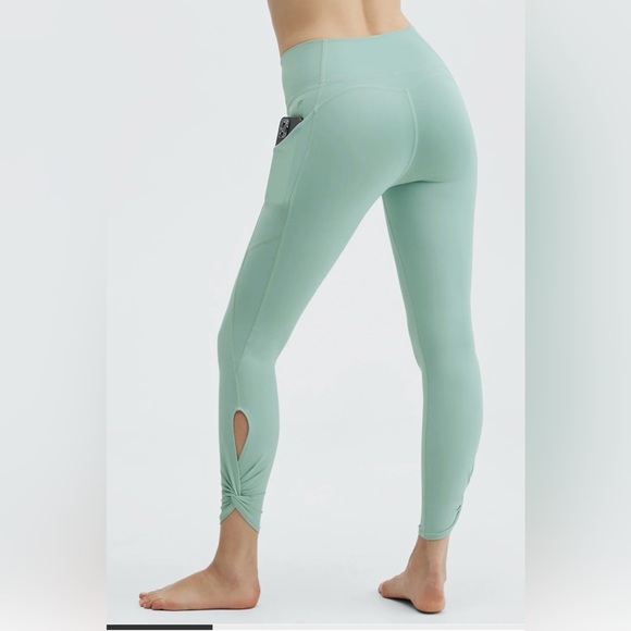 Fabletics Pants - (M) Fabletics Oasis PureLuxe High-Waisted Twist 7/8 Legging